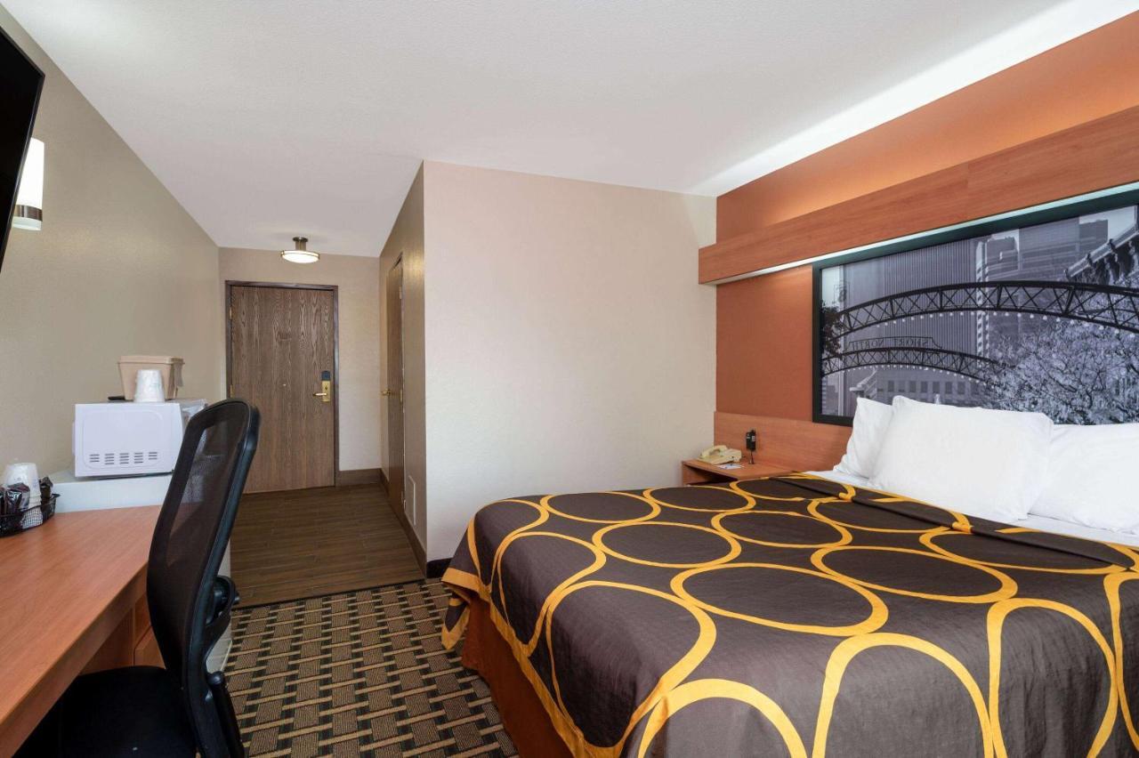 Hotel Super 8 By Wyndham Columbus West Exterior foto